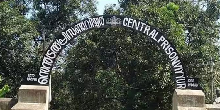 വിയ്യൂർ ജയിൽ ഡി ബ്ലോക്കിലെ 29-ാം നമ്പര്‍ സെൽ; സന്ദര്‍ശകർ വന്നുപോയ ശേഷം നടത്തിയ പരിശോധന, മൊബൈൽ ഫോൺ കണ്ടെത്തി