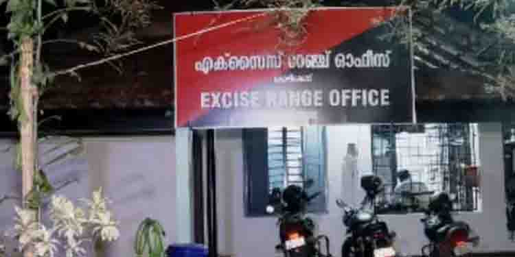 ബ്ലാക്കിൽ വിൽക്കാൻ ഇടനിലക്കാരന് മദ്യമെത്തിക്കുന്നത് എക്സൈസ് ഉദ്യോഗസ്ഥൻ, സസ്പെൻഷൻ