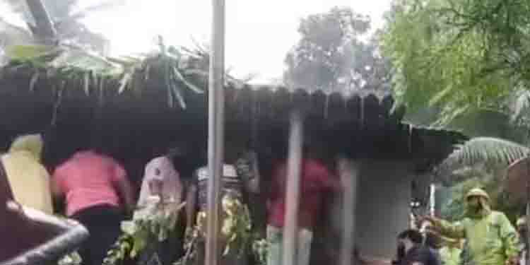 കനത്ത മഴ; വീടിന് മുകളിൽ മതിലിടിഞ്ഞ് വീണ് നാല് പേർക്ക് ദാരുണാന്ത്യം