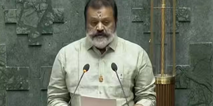 ‘കൃഷ്ണാ ഗുരുവായൂരപ്പാ…’ മലയാളത്തിൽ സത്യപ്രതിജ്ഞ ചെയ്ത് സുരേഷ് ഗോപി