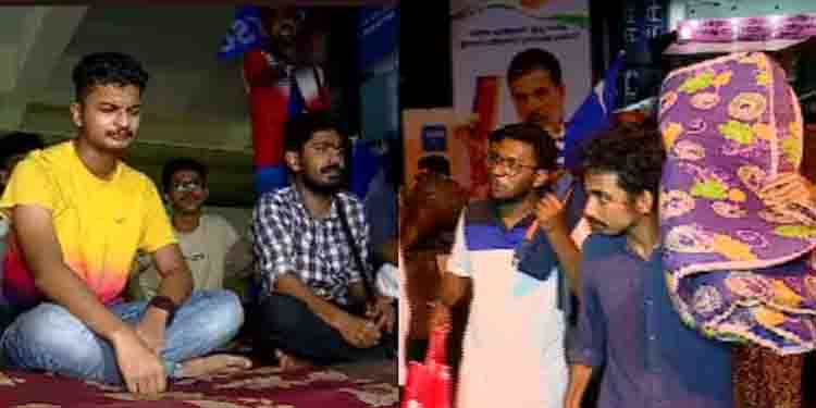 ഹോസ്റ്റലിലില്ല, എവിടെ കിടക്കും; കുസാറ്റിൽ സ്റ്റുഡന്‍റ് സെന്‍ററിന് മുന്നിൽ കിടക്ക വിരിച്ച് ഉറങ്ങി കെഎസ്‍യു സമരം