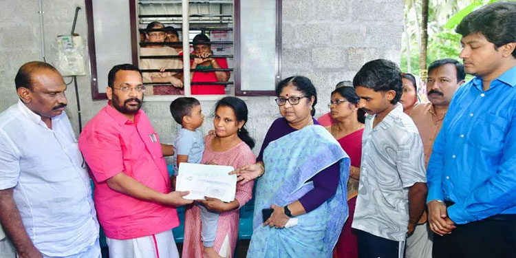 കുവൈത്ത് തീപിടിത്തം: ബിനോയ് തോമസിന്റെ കുടുംബത്തിന് 14 ലക്ഷം കൈമാറി