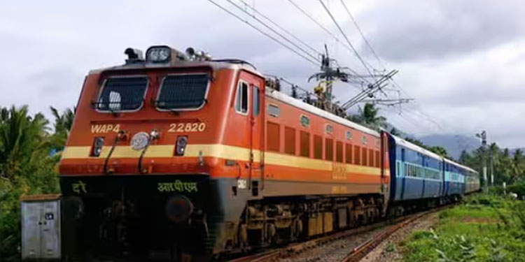 തൈക്കാട്ടുശേരിയിൽ ​ഗേറ്റടക്കുന്നതിന് മുമ്പ് ജനശതാബ്ദി, ഗേറ്റിന് കുറുകെ കടന്ന് സ്കൂൾ വാൻ; വൻ ദുരന്തം ഒഴിവായി