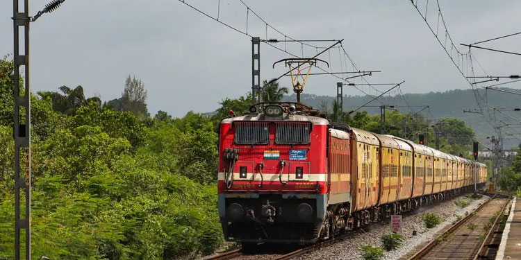 കൊങ്കൺപാതയിലെ വെള്ളക്കെട്ട്‌ പരിഹരിച്ചു; ട്രെയിനുകൾ വൈകി ഓടുന്നു