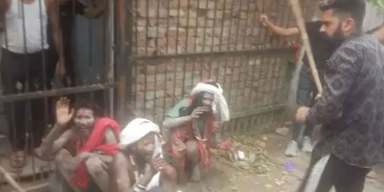 യു.പിയിൽ മുസ്ലിം മതസ്ഥരെന്ന് തെറ്റിദ്ധരിച്ച് ഹിന്ദു സന്യാസിമാരെ ആക്രമിച്ച് തീവ്ര ഹിന്ദുത്വവാദികൾ