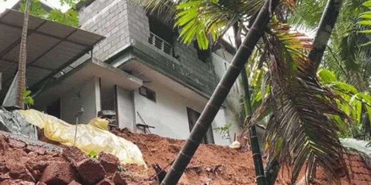 ശക്തമായ മഴയില് സംരക്ഷണ ഭിത്തി തകര്ന്ന് രണ്ട് വീടുകള് അപകട ഭീഷണിയില്