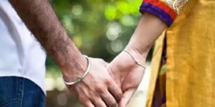 ദളിത് യുവാവിനൊപ്പം ഇതര വിഭാഗത്തിലെ യുവതി ഒളിച്ചോടി, യുവാവിന്റെ അമ്മയെ ബന്ധിയാക്കി യുവതിയുടെ ബന്ധുക്കൾ