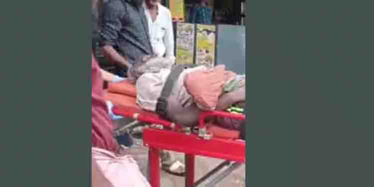 തെരുവില്‍ അവശനിലയില്‍ കണ്ട വയോധികനെ ആശുപത്രിയിലെത്തിച്ചു; ബന്ധുക്കളെ കണ്ടെത്തി കൈമാറുമെന്ന് സന്നദ്ധ പ്രവർത്തകർ
