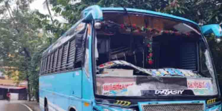 റോഡരികില്‍ നിര്‍ത്തിയിട്ടിരുന്ന ബസിന്റെ ഗ്ലാസ് എറിഞ്ഞ് തകര്‍ത്തു
