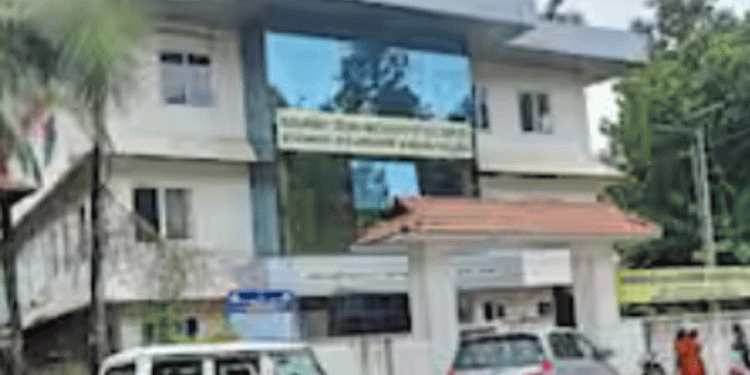വ്യാജ രേഖയുണ്ടാക്കി പണം തട്ടിയ സംഭവം ; പഞ്ചായത്ത് സെക്രട്ടറിക്ക് 12 വർ‍ഷം തടവും പിഴയും