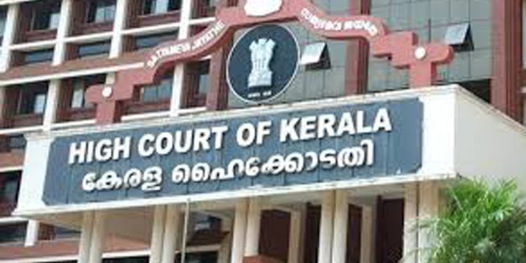 മുഖ്യമന്ത്രിയുടെ വാഹനത്തിന് നേരെ കരിങ്കൊടി വീശി പ്രതിഷേധിച്ച കോൺഗ്രസ് പ്രവർത്തകർക്ക് നേരെ രജിസ്റ്റര്‍ ചെയ്ത കേസ് ഹൈക്കോടതി റദ്ദാക്കി