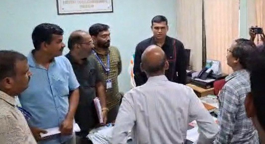 കൈക്കൂലി വാങ്ങുന്നതിനിടയിൽ അസിസ്റ്റൻറ് ലേബർ കമ്മീഷണർ പിടിയിലായി