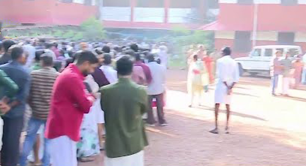 ചേവായൂര്‍ സഹകരണ ബാങ്കില്‍ വോട്ടുചെയ്യാനെത്തിയ വാഹനങ്ങള്‍ക്ക് നേരെ കല്ലേറ്
