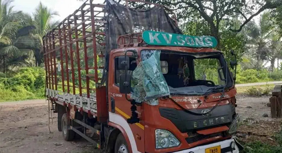 ചിറ്റൂര്‍ ആലംകടവ് പാലത്തിനു സമീപം കോഴി കയറ്റി വന്ന ലോറി ബസ് കാത്തിരിപ്പ് കേന്ദ്രത്തിലേക്ക് മറിഞ്ഞ് സ്ത്രീ മരിച്ചു