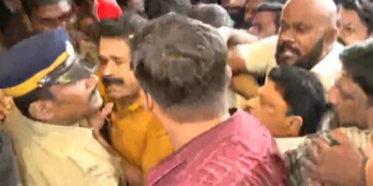 പാലക്കാട് ഹോട്ടലിൽ പോലീസ് നടത്തിയ റെയ്ഡിൽ കോൺ​ഗ്രസ് പ്രതിഷേധത്തിലേക്ക്