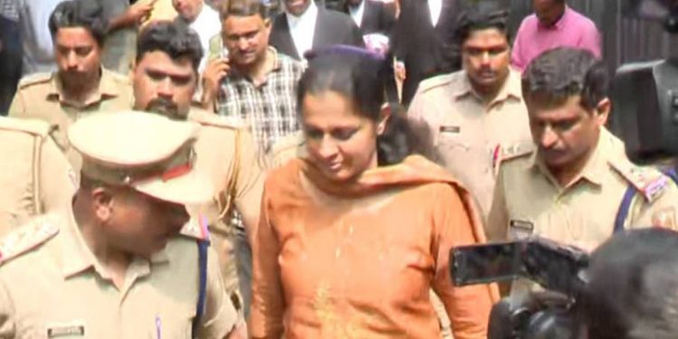 കണ്ണൂര് ജില്ലാ പഞ്ചായത്ത് മുന് പ്രസിഡന്റ് പി പി ദിവ്യയെ കസ്റ്റഡിയില് വിട്ടു