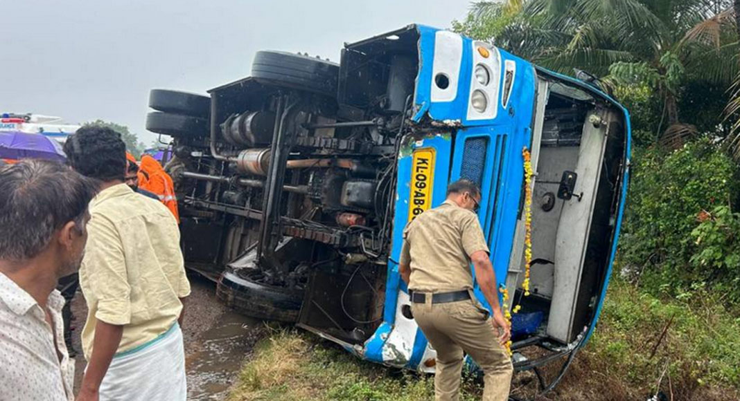 പാലക്കാട് വീണ്ടും വാഹനാപകടം ; ബസ് മറിഞ്ഞ് യാത്രക്കാര്‍ക്ക് പരിക്ക്