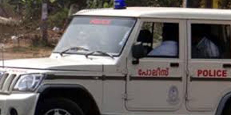 അതിരപ്പിള്ളിയില് വിനോദസഞ്ചാരത്തിന് എത്തിയ അധ്യാപകനെ അഞ്ചംഗ സംഘം ക്രൂരമായി മര്ദ്ദിച്ചു
