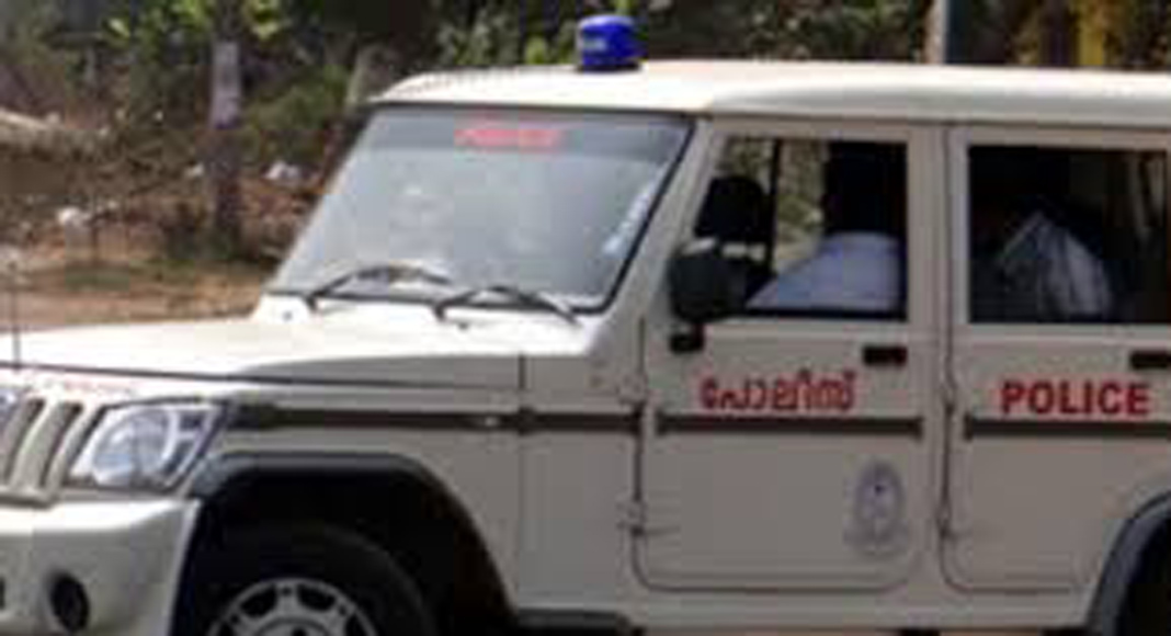 അതിരപ്പിള്ളിയില് വിനോദസഞ്ചാരത്തിന് എത്തിയ അധ്യാപകനെ അഞ്ചംഗ സംഘം ക്രൂരമായി മര്ദ്ദിച്ചു