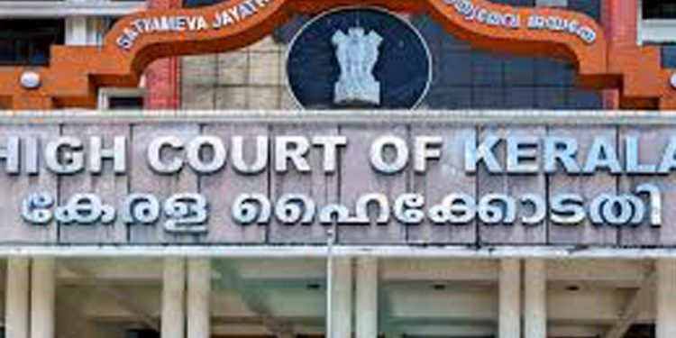 പൊതുഗതാഗതം തടസപ്പെടുത്തി റോഡില്‍ പന്തല്‍ കെട്ടി :  രാഷ്ട്രീയ പാര്‍ട്ടികളുടെ നേതാക്കള്‍ നേരിട്ട് ഹാജരാകണമെന്ന്  ഹൈക്കോടതി