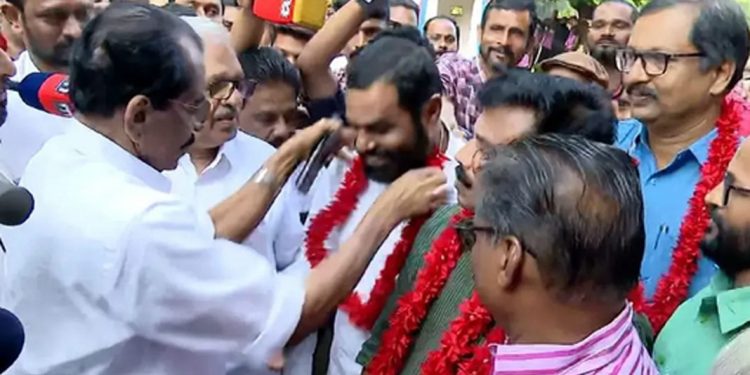 പെരിയ ഇരട്ടകൊലപാതകക്കേസിലെ പ്രതികളായ നാല് സി.പി.എം. നേതാക്കള് കണ്ണൂര് സെന്ട്രല് ജയിലില്നിന്ന് പുറത്തിറങ്ങി