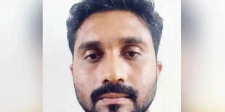 എം ഡി എം എ കടത്തുന്നതിനിടയിൽ പോലീസ് പിന്തുടരുന്നത് മനസിലായി രാസലഹരി മരുന്ന് ഉപേക്ഷിച്ച് കടന്നുകളഞ്ഞ യുവാവിനെ വലയിലാക്കി പോലീസ്