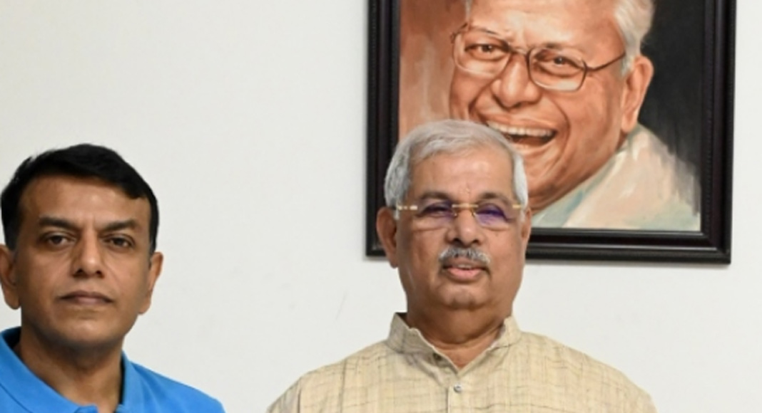 വി എസ് അച്യുതാനന്ദനെ തിരുവനന്തപുരത്തെ വസതിയിലെത്തി സന്ദർശിച്ച് ഗവർണർ രാജേന്ദ്ര വിശ്വനാഥ്‌ ആർലേക്കർ