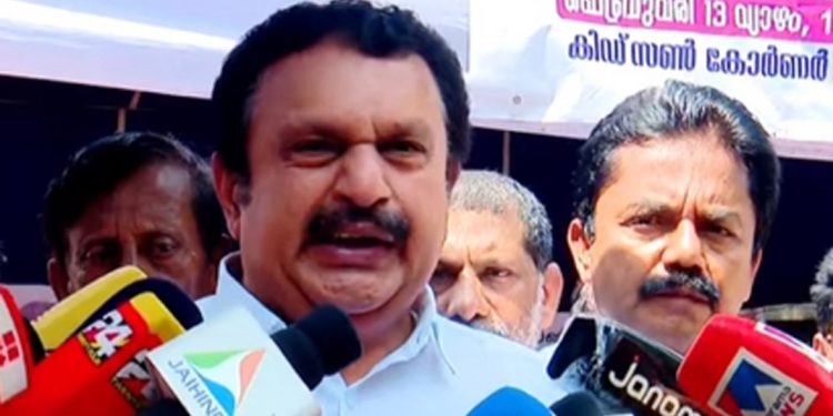 വനം മന്ത്രി എ കെ ശശീന്ദ്രനെതിരെ കോണ്ഗ്രസ് നേതാവ് കെ മുരളീധരന്