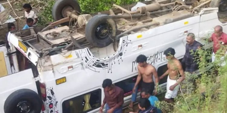 മണ്ണാര്‍ക്കാട് ട്രാവലര്‍ മറിഞ്ഞ് അപകടം ; പത്ത് പേര്‍ക്ക് പരിക്ക്