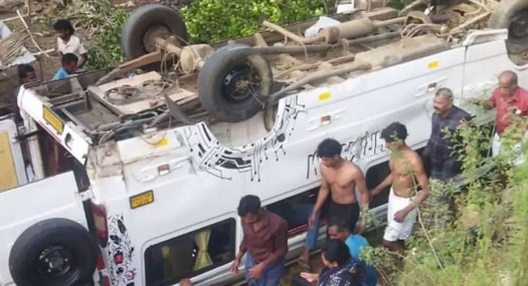 മണ്ണാര്‍ക്കാട് ട്രാവലര്‍ മറിഞ്ഞ് അപകടം ; പത്ത് പേര്‍ക്ക് പരിക്ക്