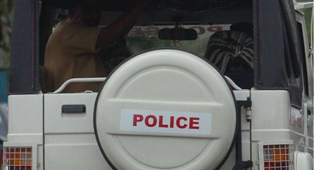 കു​ന്ന​മം​ഗ​ല​ത്ത് ഹോ​ട്ട​ലി​ന് നേ​രെ​യു​ണ്ടാ​യ ക​ല്ലേ​റി​ല്‍ യു​വ​തി​ക്കും കു​ഞ്ഞി​നും പ​രി​ക്ക്