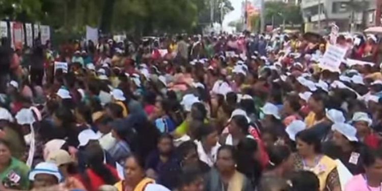 സെക്രട്ടറിയേറ്റ് ഉപരോധിച്ച് നടുറോഡില്‍ ഇരുന്നും കിടന്നും പ്രതിഷേധിച്ച് ആശ വര്‍ക്കേഴ്‌സ്