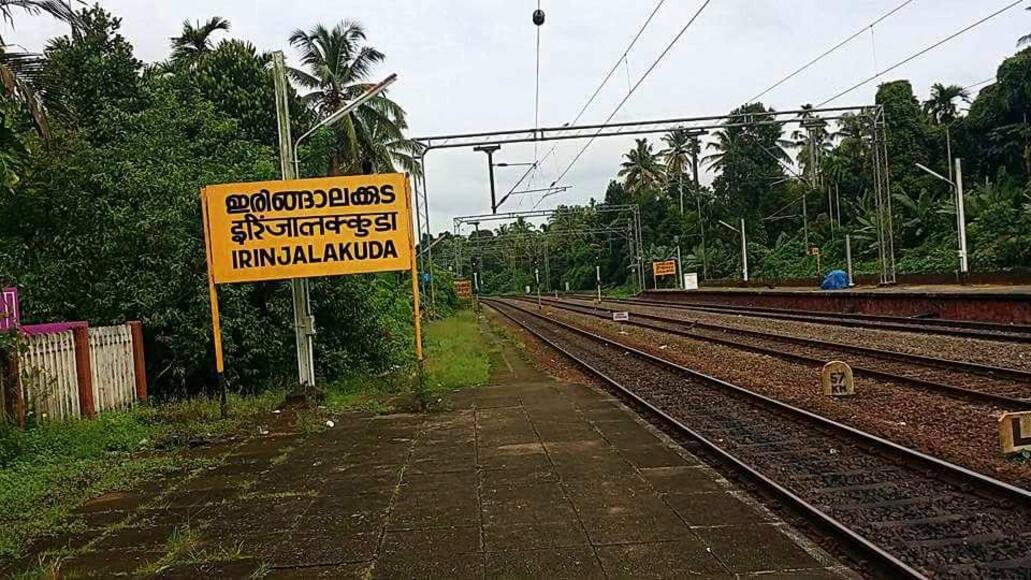 തൃശ്ശൂർ ഇരിങ്ങാലക്കുടയിൽ സിഗ്നൽ തടസ്സപ്പെട്ടതിനെത്തുടർന്ന് ട്രെയിനുകൾ പിടിച്ചിട്ടു