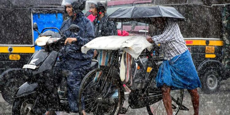 മഴ മുന്നറിയിപ്പ് ; ഒറ്റപ്പെട്ട സ്ഥലങ്ങളിൽ ഇടിമിന്നലോടു കൂടിയ ശക്തമായ മഴയ്ക്ക് സാധ്യത