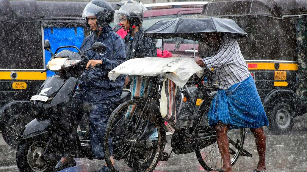 മഴ മുന്നറിയിപ്പ് ; ഒ​റ്റ​പ്പെ​ട്ട സ്ഥ​ല​ങ്ങ​ളി​ൽ ഇ​ടി​മി​ന്ന​ലോ​ടു കൂ​ടി​യ ശ​ക്ത​മാ​യ മ​ഴ​യ്ക്ക് സാ​ധ്യ​ത