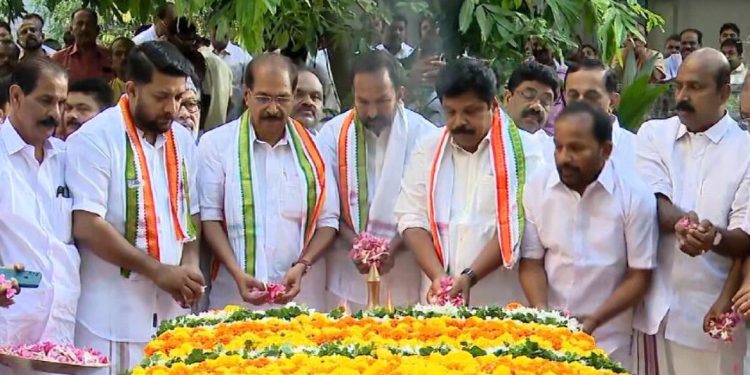 ലീഡർ കെ കരുണാകരന്റെ സ്‌മൃതികുടീരത്തിലെത്തി പുഷ്‌പാർച്ചന നടത്തി പുതിയ കെപിസിസി നേതൃത്വം