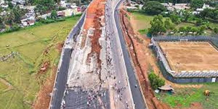 കോഴിക്കോട് നിർമാണം നടക്കുന്ന പാലത്തിന്റെ അപ്രോച്ച് റോഡിന്റെ പാർശ്വഭിത്തി തകർന്നു