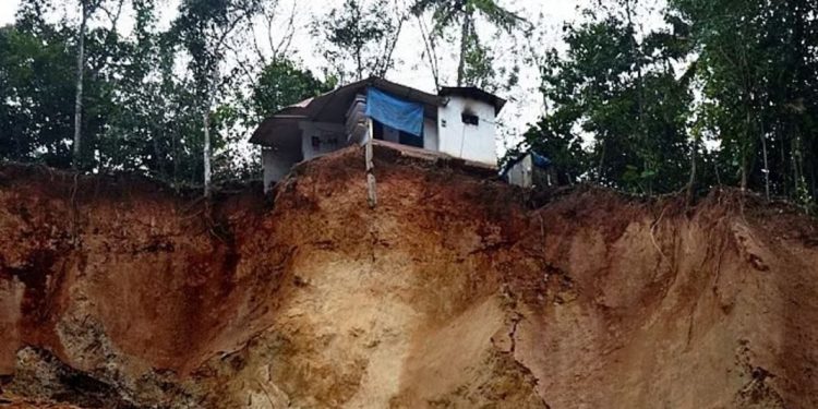 മ​ഴ​ക്കെ​ടു​തിയിൽ ഇ​ടു​ക്കി ജി​ല്ല​യിൽ 130 വീ​ടു​ക​ൾ​ക്ക് നാ​ശ​ന​ഷ്ടം