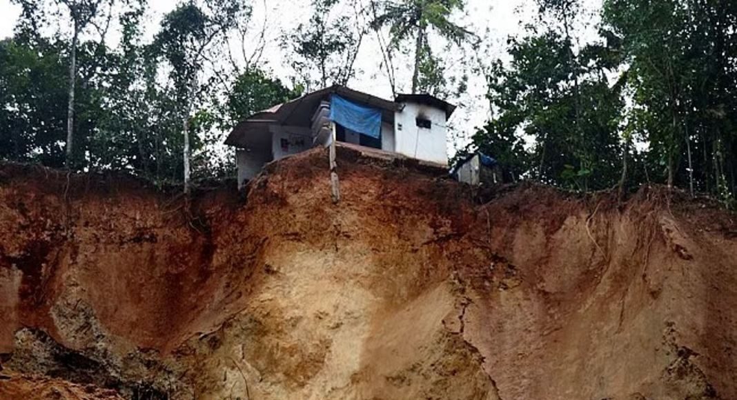 മ​ഴ​ക്കെ​ടു​തിയിൽ ഇ​ടു​ക്കി ജി​ല്ല​യിൽ 130 വീ​ടു​ക​ൾ​ക്ക് നാ​ശ​ന​ഷ്ടം