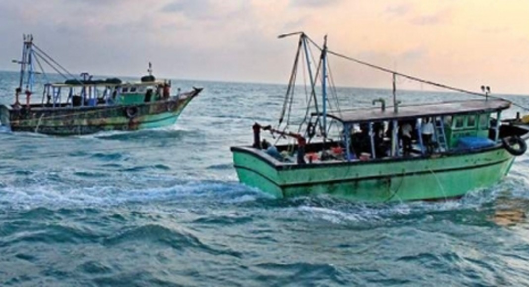 ചാ​വ​ക്കാ​ട് അ​ന​ധി​കൃ​ത മ​ത്സ്യ​ബ​ന്ധ​നം ന​ട​ത്തി​യ മൂ​ന്നു​ ഫൈ​ബ​ർ വ​ള്ള​ങ്ങ​ൾ പി​ടി​കൂ​ടി