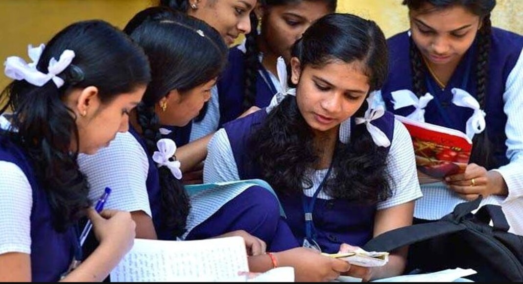 സംസ്ഥാനത്ത് പ്ലസ് വൺ പ്രവേശനത്തിനുള്ള ആദ്യ അലോട്ട്മെന്റ് നാളെ
