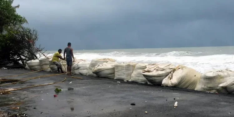 സംസ്ഥാനത്ത് വീണ്ടും ഉയർന്ന തിരമാല മുന്നറിയിപ്പ് ; മത്സ്യത്തൊഴിലാളികൾക്ക് മുന്നറിയിപ്പ്