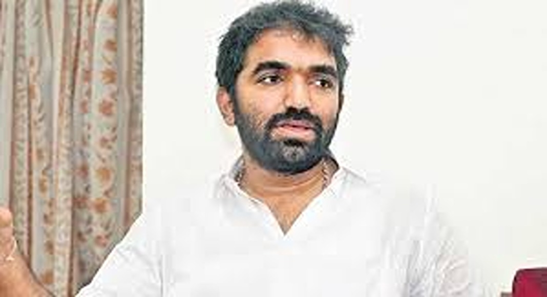 കോട്ടയം മെഡിക്കൽ കോളേജ് കെട്ടിടം തകർന്നുവീണ സംഭവത്തിൽ പ്രതിഷേധവുമായി ചാണ്ടി ഉമ്മൻ എംഎൽഎ