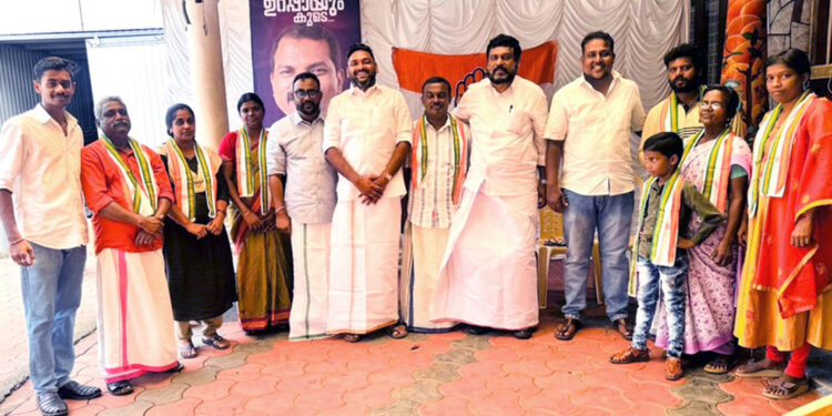 പന്തളം തെക്കേക്കരയിൽ 10 കുടുംബങ്ങൾ കോൺഗ്രസിലേക്ക് ചേർന്നു